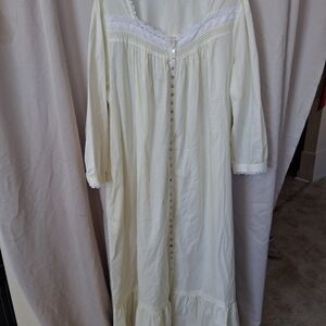 Eileen West Cream Lace-Trimmed Garment